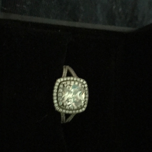 Engagement ring - Picture 8 of 8